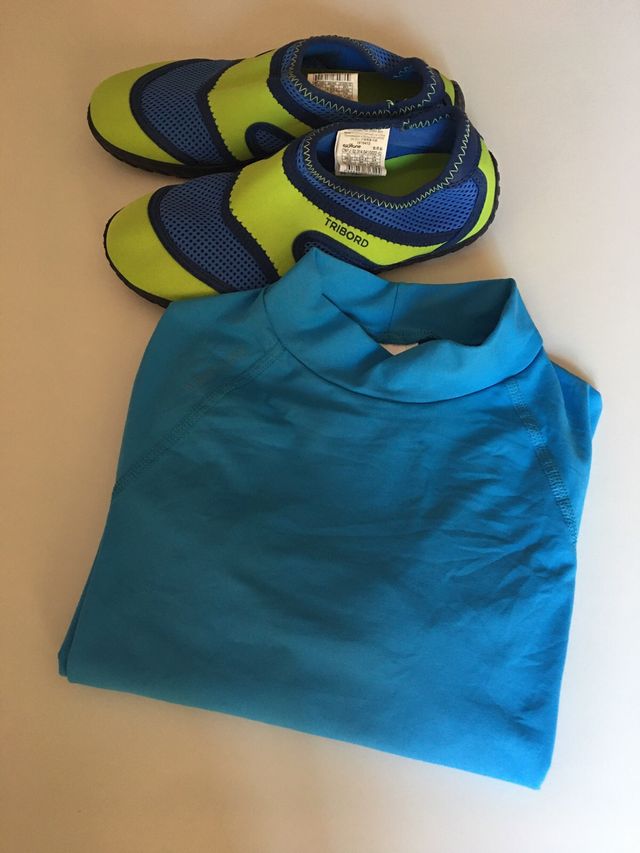 Escarpines y camiseta niño para playa o piscina