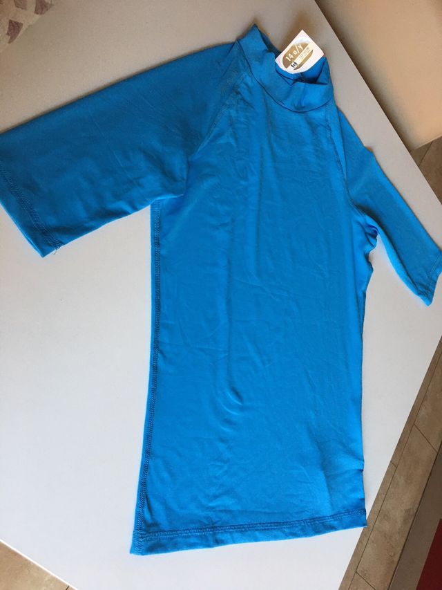 Escarpines y camiseta niño para playa o piscina