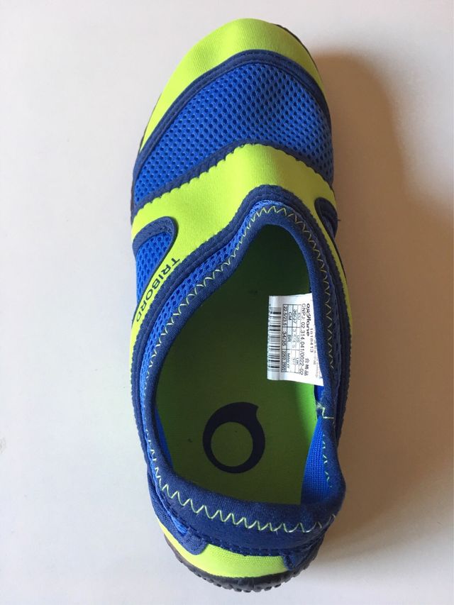 Escarpines y camiseta niño para playa o piscina