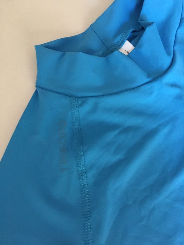 Escarpines y camiseta niño para playa o piscina