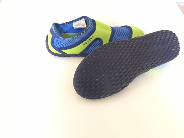 Escarpines y camiseta niño para playa o piscina