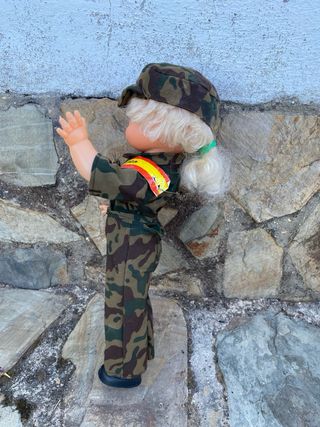 Muñeca militar antigua