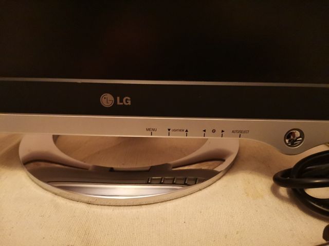 Monitor LCD de 17 pulgadas. Marca: LG. "FLATRON"