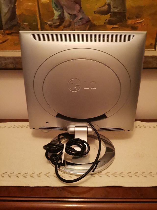 Monitor LCD de 17 pulgadas. Marca: LG. "FLATRON"