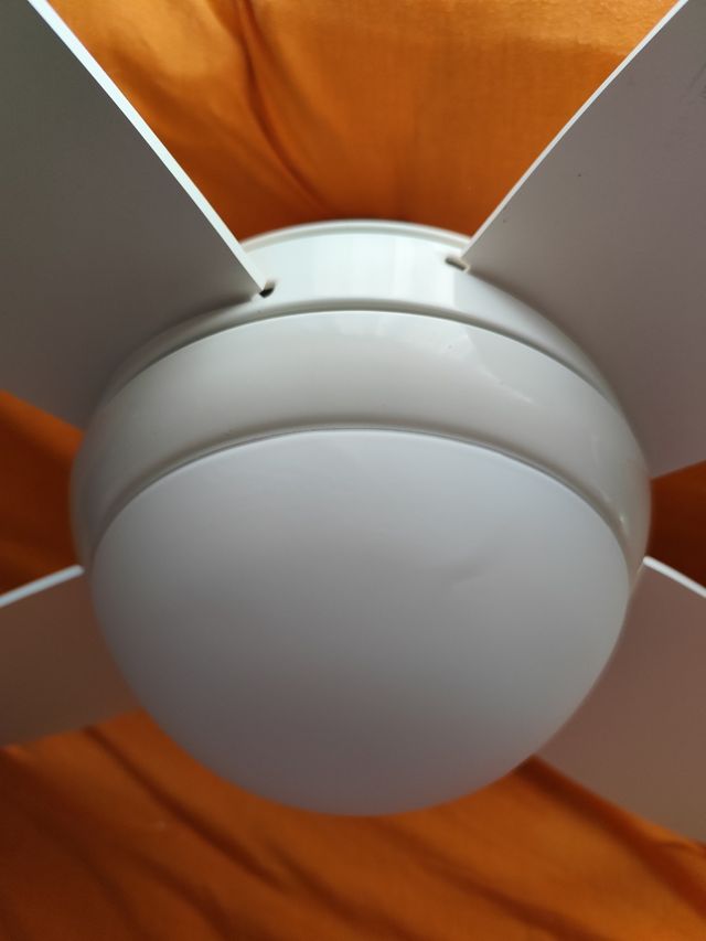 Ventilador techo blanco-madera con luz y mando 