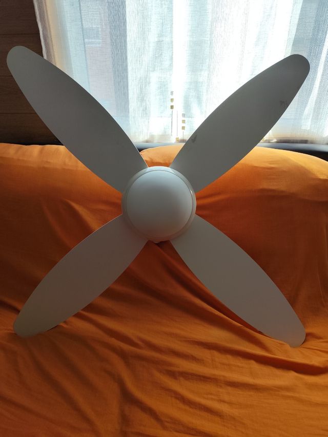 Ventilador techo blanco-madera con luz y mando 
