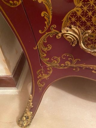 Cómoda Luis XV lacada roja