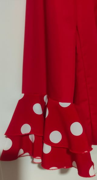 Camisa flamenca lunares roja.