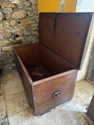 Baúl antiguo de madera grande