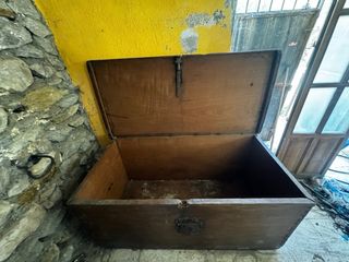 Baúl antiguo de madera grande