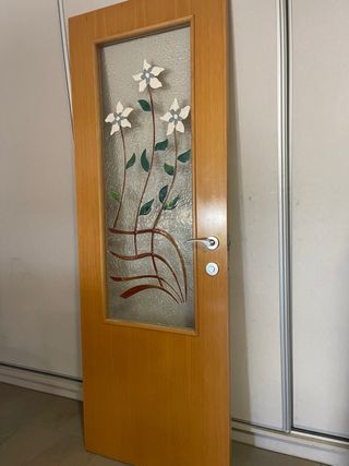 Puerta madera haya con vidriera floral