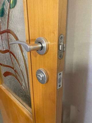 Puerta madera haya con vidriera floral