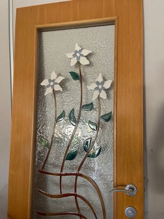 Puerta madera haya con vidriera floral