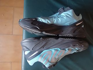 2 pares Zapatillas Adidas y Nike Yeezy 700