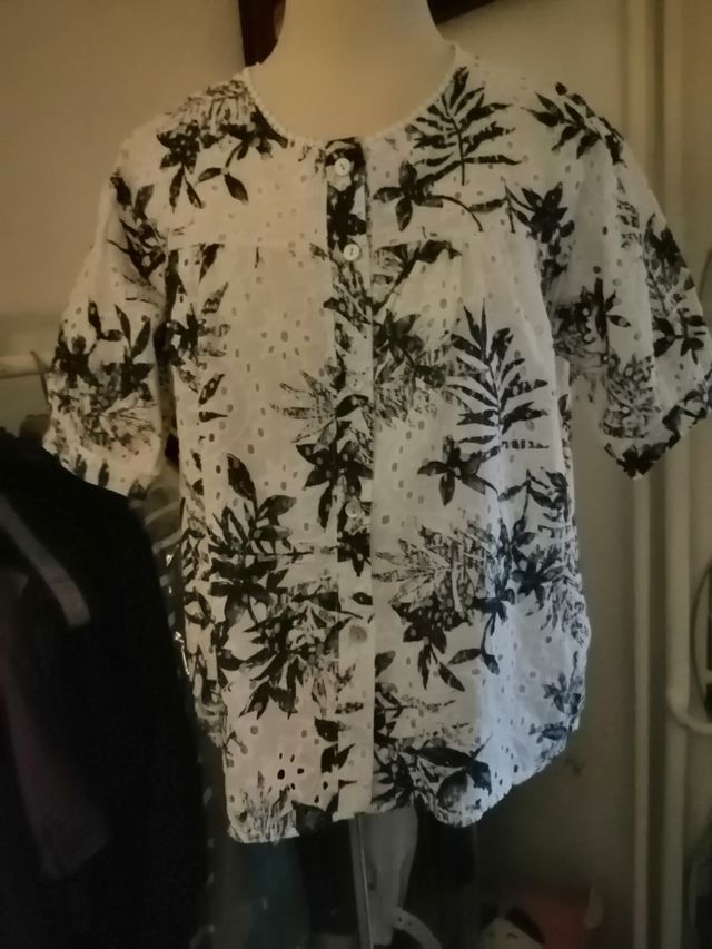 Camicetta bianca e nera traforata