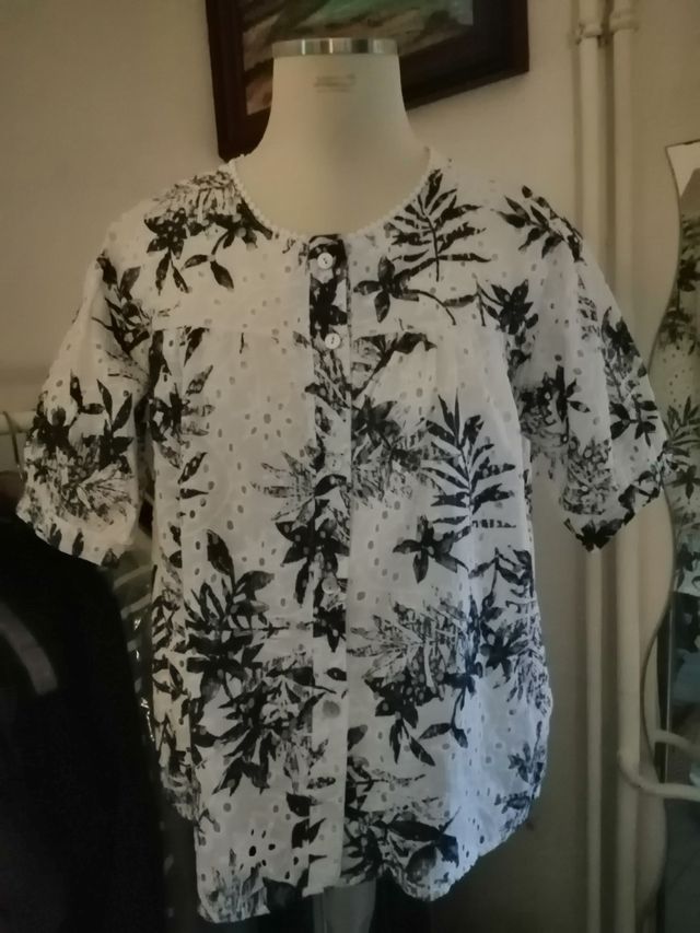 Camicetta bianca e nera traforata