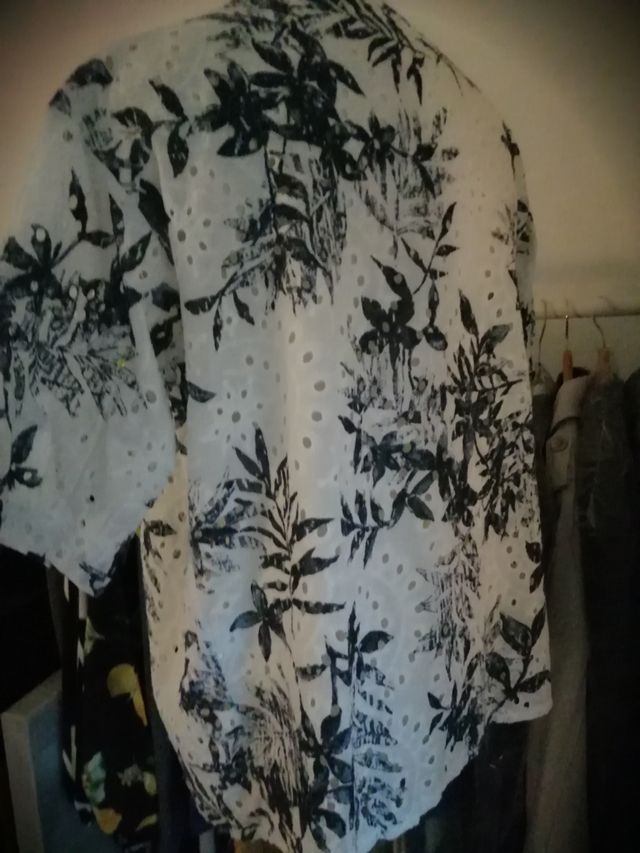 Camicetta bianca e nera traforata