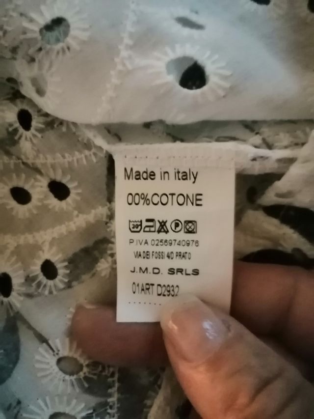 Camicetta bianca e nera traforata