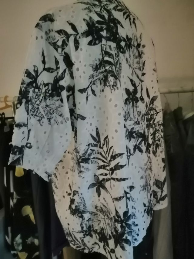 Camicetta bianca e nera traforata