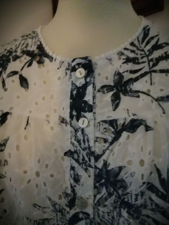 Camicetta bianca e nera traforata