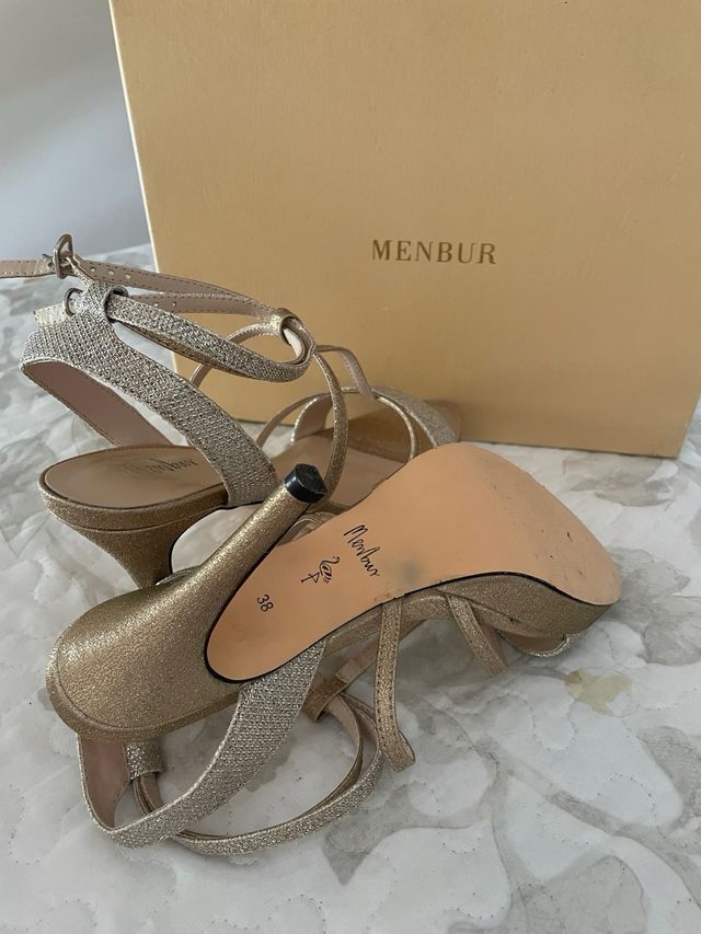 Sandalias doradas brillantes