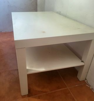 Mesa blanca de madera