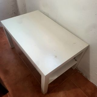Mesa blanca de madera