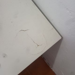 Mesa blanca de madera