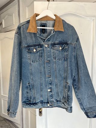 Chaqueta vaquera con cuello marrón - M