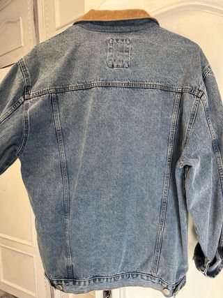Chaqueta vaquera con cuello marrón - M