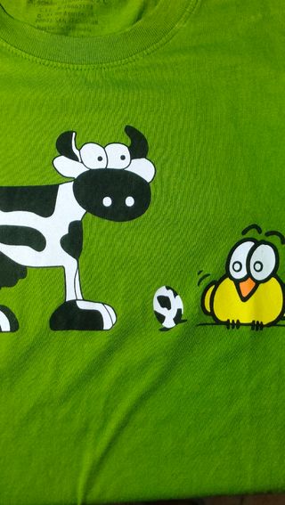 Camiseta verde vaca y pollito de Akuna Matata