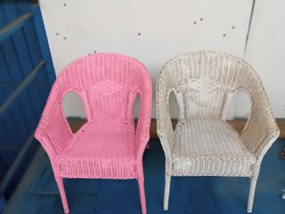 Sillas mimbre: Rosa y Blanca