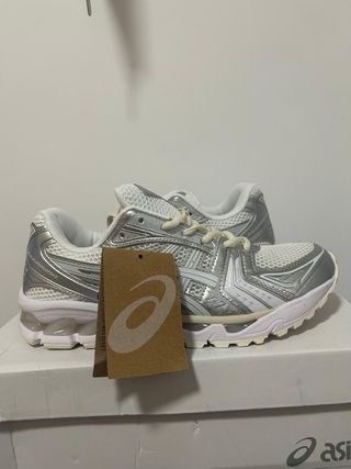 Zapatillas Asics Gel-Kayano blancas y plateadas