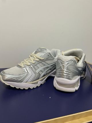 Zapatillas Asics Gel-Kayano blancas y plateadas