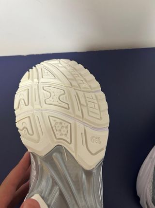 Zapatillas Asics Gel-Kayano blancas y plateadas