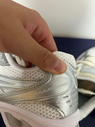 Zapatillas Asics Gel-Kayano blancas y plateadas