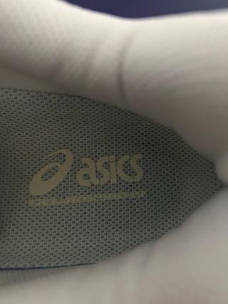 Zapatillas Asics Gel-Kayano blancas y plateadas