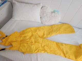 Mono esquí amarillo