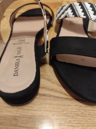Sandalias Daniela Vega - Blancas y Negras