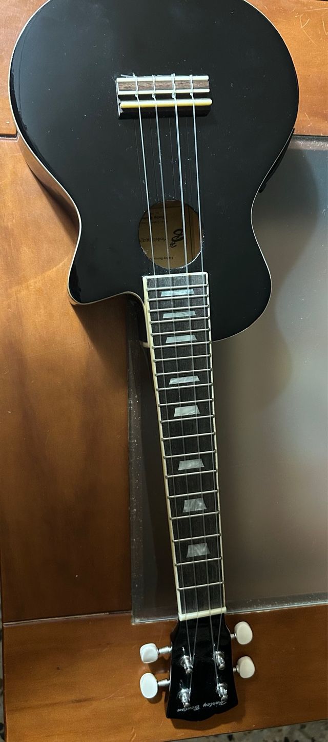 Ukelele Soprano Harley Benton UK L100E + funda