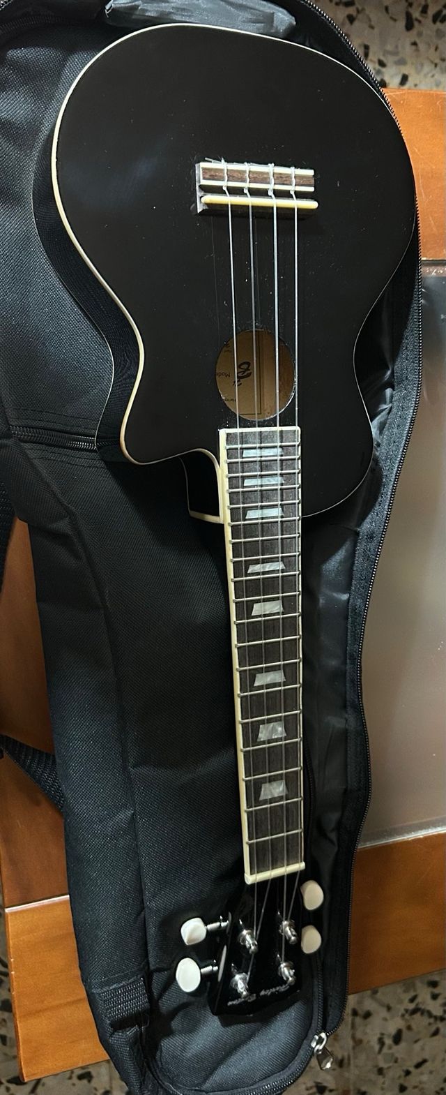 Ukelele Soprano Harley Benton UK L100E + funda