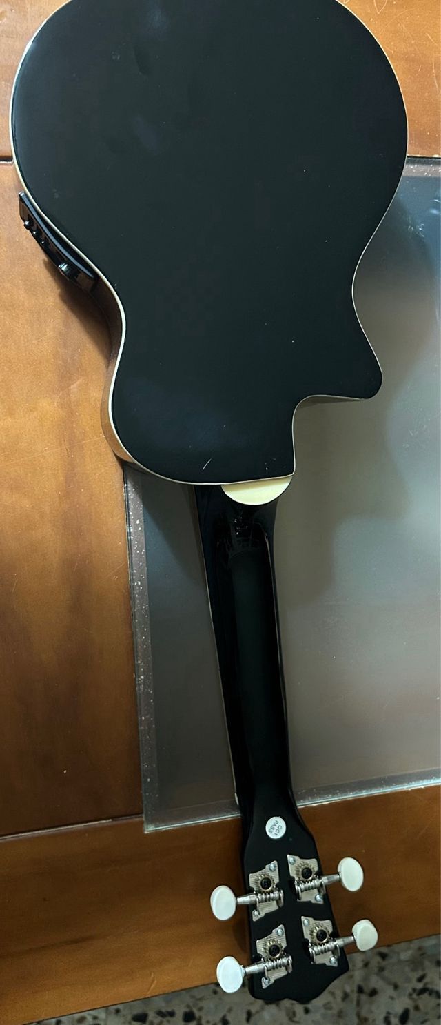 Ukelele Soprano Harley Benton UK L100E + funda