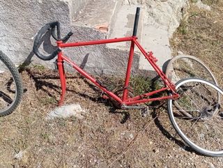 Bicicleta carretera antigua a restaurar