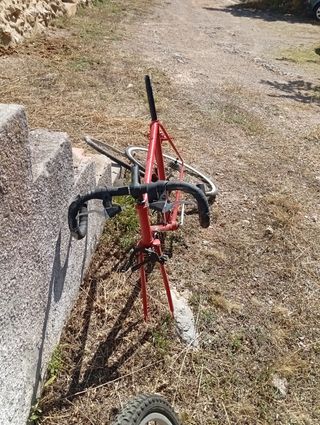 Bicicleta carretera antigua a restaurar