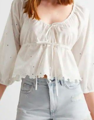 Blusa blanca bordada con flores