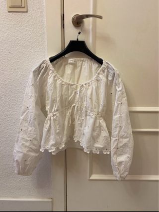 Blusa blanca bordada con flores