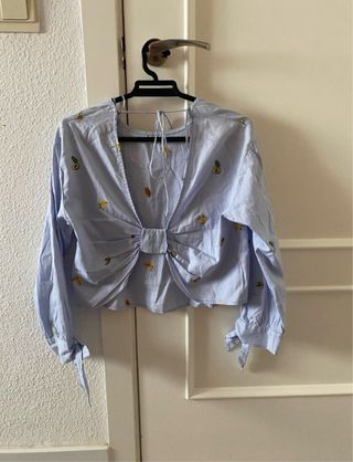 Blusa celeste bordada - lazo espalda