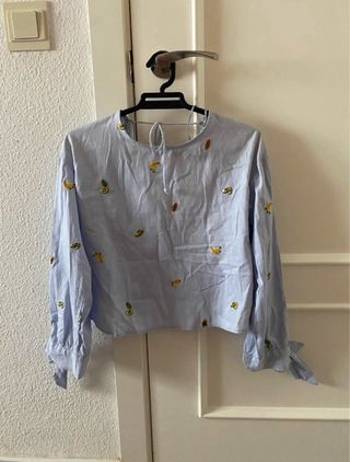 Blusa celeste bordada - lazo espalda