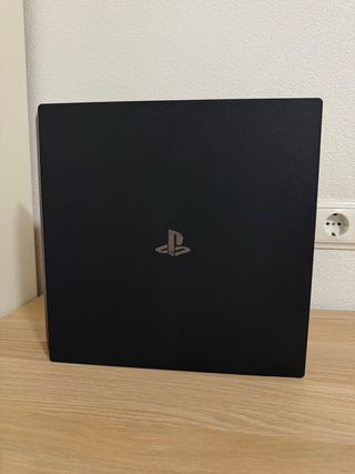 PS4 Pro 1TB + 2 mandos