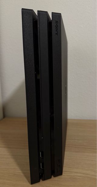 PS4 Pro 1TB + 2 mandos